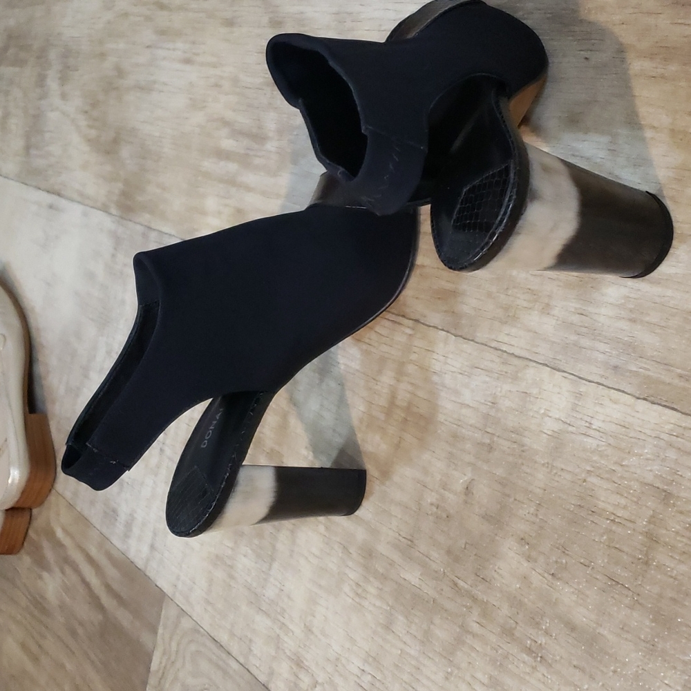 Donald J Pliner, Black. Size 8